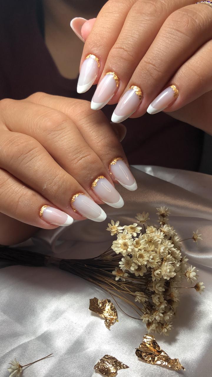 Nail art french gold com flores — Studio Lenny Aguiar
